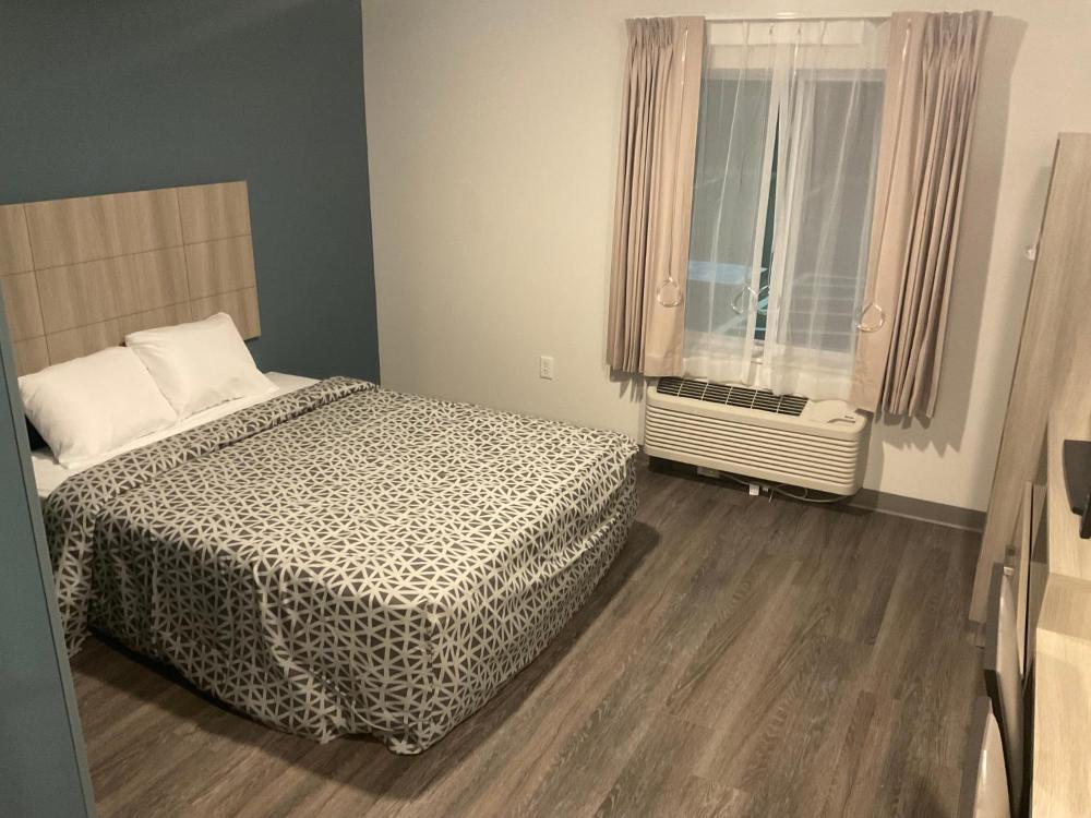 QUEEN SUITE W DISHWASHER (DISHES/COOKWARE INCLUDED) ACCESSIBLE ROLL IN SHOWER interior